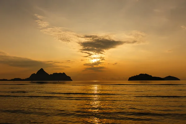 Kleurrijke sunset over zee. — Stockfoto