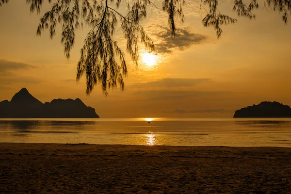 Färgstark solnedgång över havet. — Stockfoto