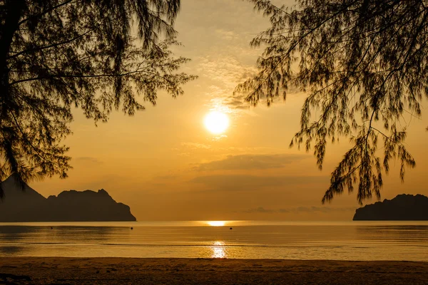 Färgstark solnedgång över havet. — Stockfoto