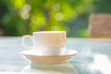 Kahve Tablo yeşil bahçe