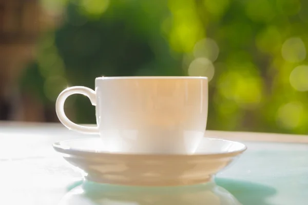 Tasse Kaffee auf dem Tisch im grünen Garten — Stockfoto