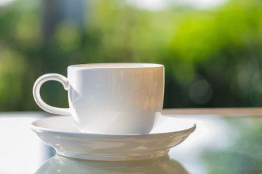 Kahve Tablo yeşil bahçe