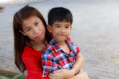 Bahçede zevk çocuklar ile Asya anne.