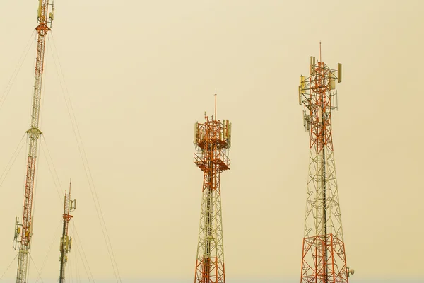 Red and white tower antennas — Stock Photo, Image