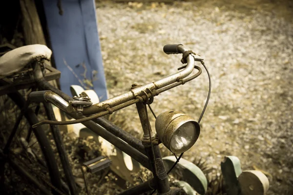 Velho enferrujado vintage bicycl — Fotografia de Stock