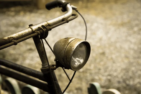 Старий іржавий старовинний велосипед — стокове фото
