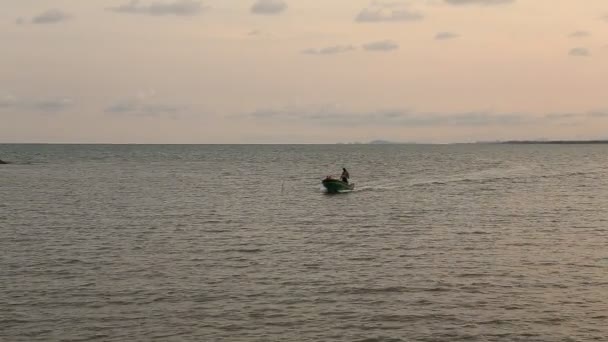 Navire de pêche en mer — Video