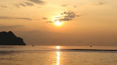 Sahilde güzel bir gün batımı