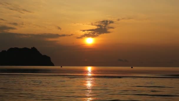 Prachtige zonsondergang aan het strand — Stockvideo