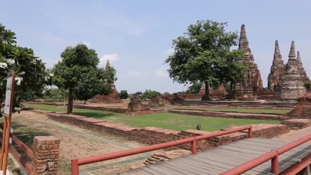 Starý chrám Wat Chai Watthanaram mezník v provincii města Ayutthaya, Thajsko — Stock video