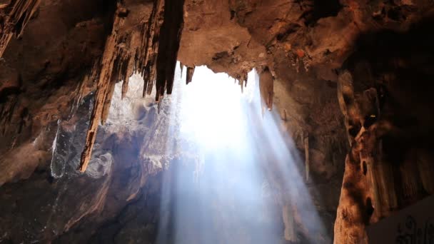 Као Луанг пещерный храм в пещере в Petchaburi, Таиланд — стоковое видео