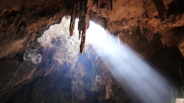 Jeskynní chrám v jeskyni v provincii Petchaburi, Thajsko Khao Luang — Stock video