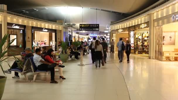 Bangkok, Thailand - 21 mars: Människor i den internationella flygplatsen Suvarnabhumi i Bangkok, Thailand — Stockvideo