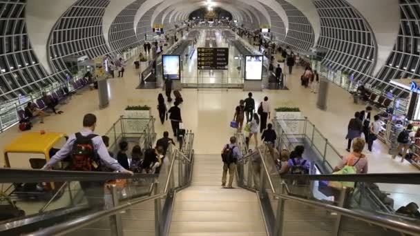 BANGKOK, THAÏLANDE - 21 MARS : Personnes à l'aéroport international Suvarnabhumi à Bangkok, Thaïlande — Video