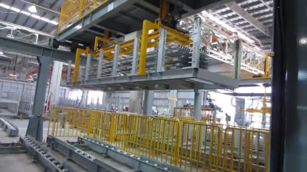Automatisch heffen in fabriek — Stockvideo