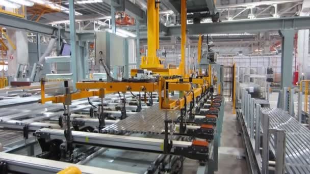 Automatyczne podnoszenie w fabryce — Wideo stockowe