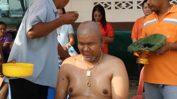 Μπανγκόκ, Ταϊλάνδη - 1 Μαρτίου: Ετοιμάζεται να πάρει ένας μοναχός χειροτονία τελετή στις 1 Μαρτίου 2015 στο Wat Πατούμ Τάνι, Μπανγκόκ, Ταϊλάνδη. — Αρχείο Βίντεο