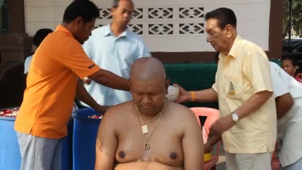 Bangkok, Tayland - 1 Mart: bir keşiş almaya hazırlanıyor koordinasyon töreni 1 Mart 2015 Wat Pathum Thani Bangkok, Tayland, Tarih. — Stok video