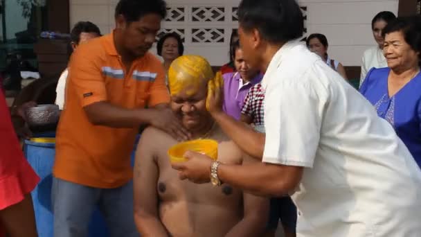 Bangkok, Tailandia - 1 de marzo: Preparación para una ceremonia de ordenación monje el 1 de marzo de 2015 en Wat Pathum Thani Bangkok, Tailandia . — Vídeos de Stock