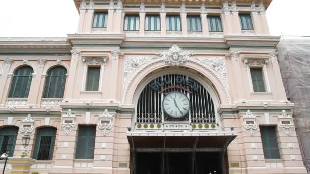 Ho Chi Minh City / Vietnam - 12 de octubre de 2014: La oficina central de correos en estilo arquitectónico neoclásico, del famoso arquitecto Gustave Eiffel en el centro de Ho Chi Minh City, Vietnam — Vídeos de Stock