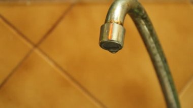 Eski musluk su damlacığı ile.