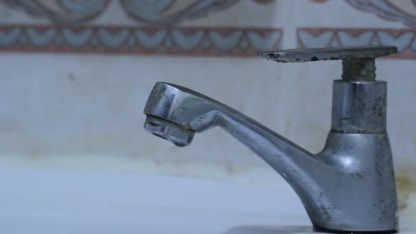 水液滴と古い蛇口. — ストック動画