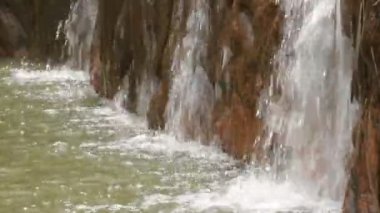 Bahçe şelale