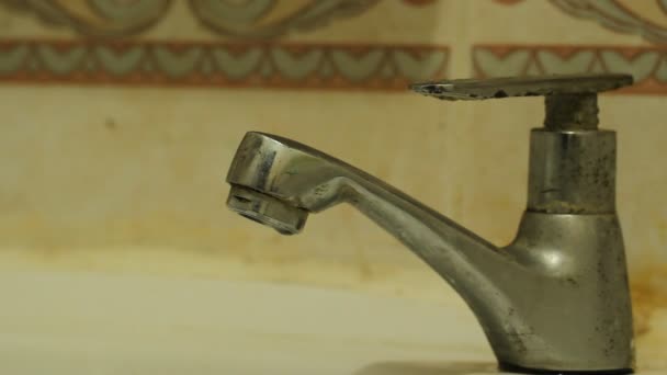 Old faucet with a water droplet. — Stock Video