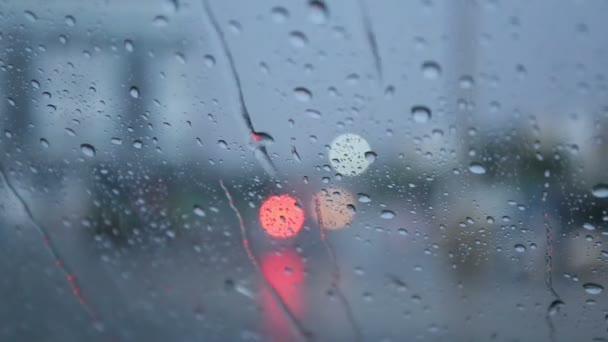 Regentropfen fielen auf das Auto auf der Straße. — Stockvideo