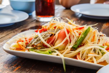 Yeşil papaya salatası