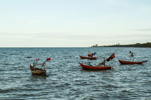 Petits bateaux de pêche sur la plage Thaïlande — Photo