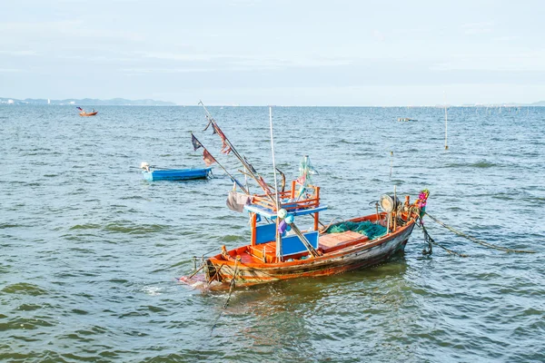 Маленькие рыбацкие лодки на пляже Таиланда — стоковое фото