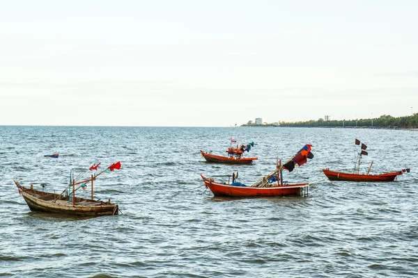 Pequeños barcos de pesca en la playa Tailandia — Foto de Stock