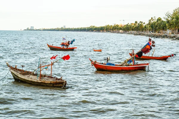 Pequeños barcos de pesca en la playa Tailandia — Foto de Stock