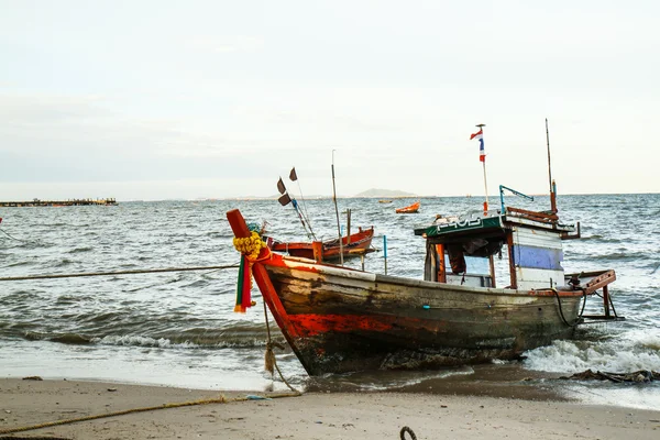 Pequeños barcos de pesca en la playa Tailandia — Foto de Stock