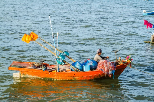 ビーチのタイの小さな漁船 — ストック写真