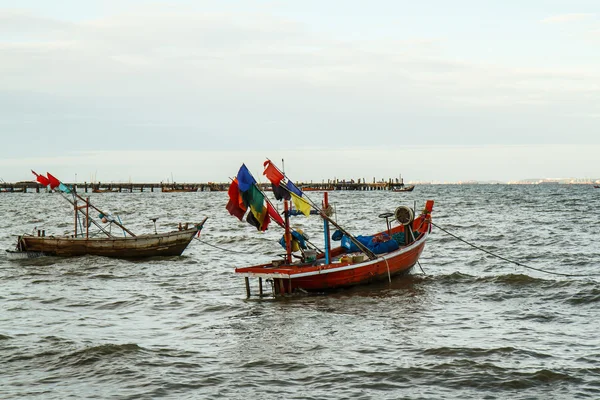 Pequeños barcos de pesca en la playa Tailandia — Foto de Stock