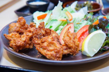 Japon usulü kızarmış tavuk.