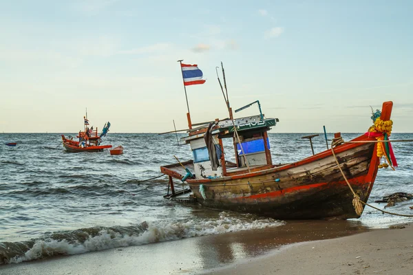 Pequeños barcos de pesca en la playa Tailandia — Foto de Stock