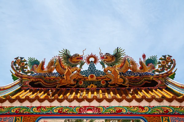 Драконы в китайском храме — стоковое фото