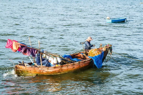 Piccole barche da pesca sulla spiaggia Thailandia — Foto Stock