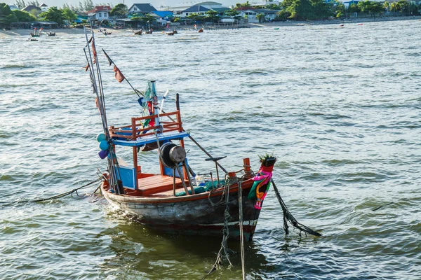 Pequeños barcos de pesca en la playa Tailandia — Foto de Stock