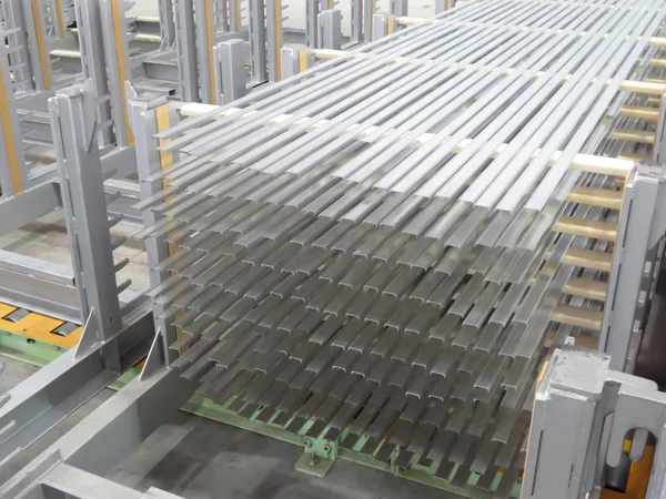 Aluminium lijnen voorraad rack in een fabriek. — Stockfoto