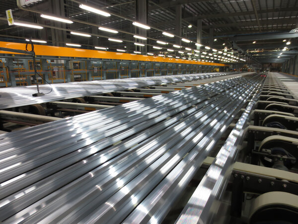 Aluminum lines on a conveyor belt in a factory.