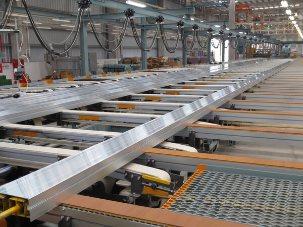 Алюминиевые линии на конвейерной ленте на заводе
.