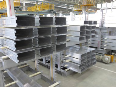 Alüminyum çizgiler stok rafa bir fabrika.