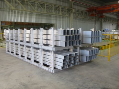 Alüminyum çizgiler stok rafa bir fabrika.