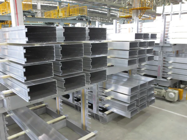 Alüminyum çizgiler stok rafa bir fabrika.