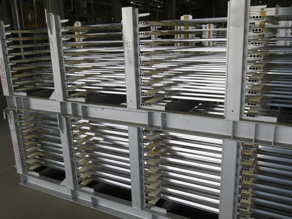 Rack czas aluminium linii w fabryce. — Zdjęcie stockowe