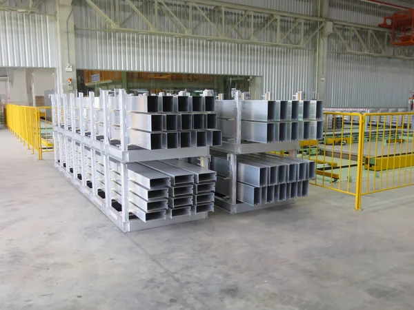 Estante de stock de líneas de aluminio en una fábrica . — Foto de Stock